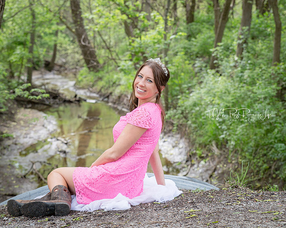 Little bit of Glam/ Buckley Homestead/ Portrait Photographer