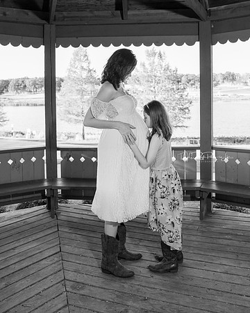 Big Sisters Kiss/ Maternity/ Northwest Indiana Photographer/ Crown Point, Indiana