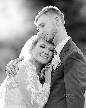 May This Feeling Never End/ Kouts, In/ Backyard Wedding/ Wedding Photographer