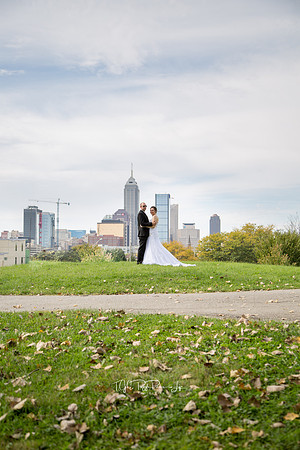 Love in the middle of the City/ Indianapolis, In/ Wedding photographer