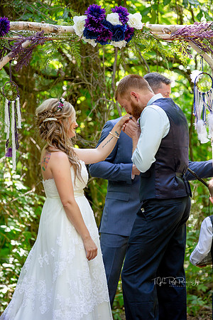 Delicate Kiss/ Linton,  In/ Outdoor wedding/ Wedding Photographer